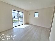 室内はシンプルな仕様となっており、それぞれの好みに合わせたインテリアで、趣味に合わせてレイアウトしやすくなっております。