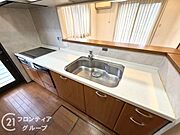 収納が充実しており、キッチン用品をすっきりと整理できる便利な空間です。