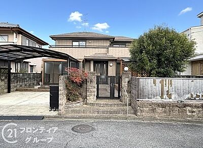 外観:風格ある外観は、住む人のステータスを感じさせる重厚なデザインです。安心感を与える堅牢な造りです。 外観:風格ある外観は、住む人のステータスを感じさせる重厚なデザインです。安心感を与える堅牢な造りです。