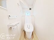 1階、2階どちらにも節水省エネ仕様のシャワートイレを採用しています。