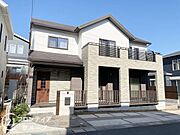 シンプルで洗練された外観が、住む人のセンスを引き立て、日々の生活に彩りを添える新築戸建てです