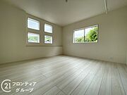 こちらのお部屋はバルコニーに面しており、日当たり、通風ともに良好です！お布団などもサッと干せて便利ですね！
