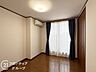 子供部屋：窓からの光の差し込みはお子様の生活を温かく包みます。明るく清潔感のある居室で勉強もはかどります！