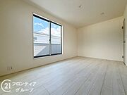 寝室や子供部屋など用途多彩な明るい洋室！