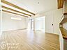 リビング/ダイニング：木目調のフローリングは温かみがあり、カウンターキッチンからお部屋の様子を見ながらお料理できますね