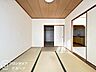 室内：たっぷりの収納スペースがある子ども部屋は、おもちゃや本をスッキリと片付けられる便利な空間です