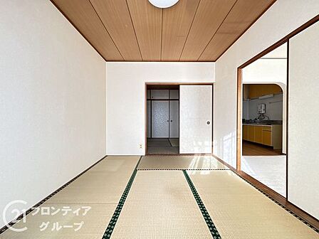 たっぷりの収納スペースがある子ども部屋は、おもちゃや本をスッキリと片付けられる便利な空間です