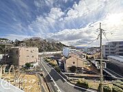 バルコニーは、広々とした空間で多方向からの景色を楽しめ、開放感がありリラックスできる場所です！