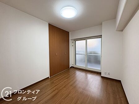 明るく広々とした子ども部屋は、遊び心をくすぐる空間です。お子様の成長を見守るのにぴったりの環境です