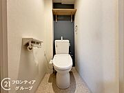 清潔感あふれるトイレで快適な毎日をサポートします。お手入れも簡単で、いつでも清潔に保てます。