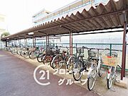 屋根付きの駐輪場は、雨風から自転車を守り、安心して利用できる便利で快適な設備です！