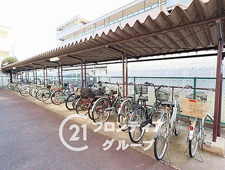 屋根付きの駐輪場は、雨風から自転車を守り、安心して利用できる便利で快適な設備です!