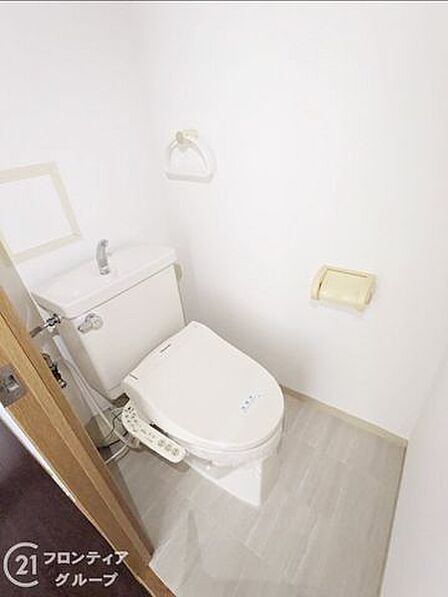 清潔感のある明るいトイレ空間。毎日気持ちよく使える快適な設備で、落ち着いて利用できる心地よい空間です