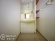 大きな鏡を備えた洗面台で、朝の身支度も快適。空間に広がりを感じられ、明るく使いやすい洗面スペースです