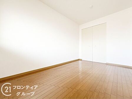 明るく開放的な洋室は、家具の配置もしやすく、リラックスしながら過ごせる快適な住空間です