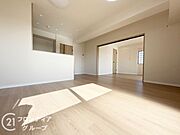 リビングは、広々とした空間で、家族や友人との時間を楽しむのにぴったりです。快適な居住空間を提供します。