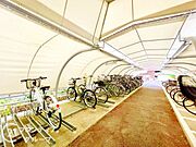 屋根付きの駐輪場は、雨風から自転車を守り、安心して利用できる便利で快適な設備です！