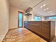『料理中も子供の成長を見逃さない』。使いやすくスタイリッシュなカウンターキッチンには、その開放感もさることながら『お子様を見守りながら』の安心感があります
