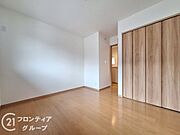 洋室は、落ち着いた色合いのフローリングが特徴です。インテリアのアレンジが楽しめる、魅力的な空間です
