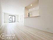 シンプルで美しいデザインのリビングは、お好みのインテリアにコーディネイトしやすく、家族がやすらぐ癒しの空間が作れますね。