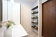【施工例／リネン収納】タオルやパジャマ、洗剤などをまとめて収納することで、洗面室がすっきりと片付きます。また、他の部屋から荷物を持ってくる手間が減り、生活動線がスムーズになります。