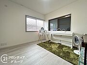 広々とした寝室で、心地よい眠りをお楽しみいただける空間が広がります。落ち着いた雰囲気の中で、リラックスしたひとときを過ごせる贅沢な空間です