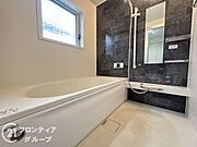 ゆったりと脚を延ばして、1日の疲れを癒せます。窓があるのでこまめに換気ができ、清潔感を保てます。落ち着いた色合いは、心を穏やかにし、リラックスタイムをより豊かにします。