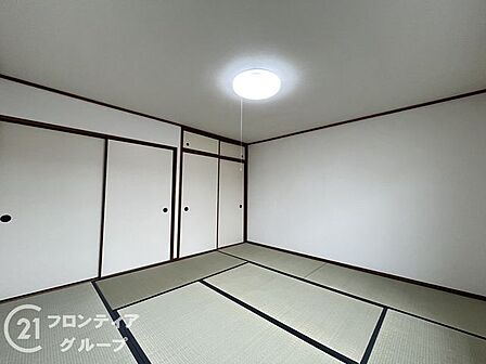 和の美しさを感じる和室で、心地よいひとときを過ごせます。畳の香りが心地よい和室で、リラックスした時間を楽しめます