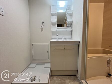 三面鏡付きの洗面化粧台ですので、たっぷりと収納いただけます。白を基調とした清潔感のある快適空間です。毎日の身支度も気持ち良くお使い頂けます！