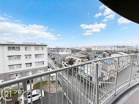 マンションの眺望は、街の夜景が美しく、都会の活気を感じながらも、静かに過ごせる特別な空間を提供します