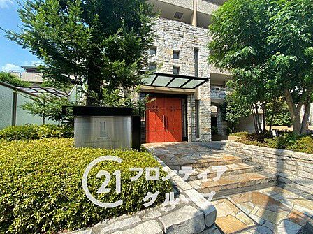 集合ポスト周辺。エントランスに全室分設置されています。帰宅時や外出時に郵便物を確認できます