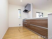 ＼同仕様写真／お手入れが楽に行える換気扇やステンレスワークトップは毎日お料理する方の味方！