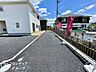 駐車場：広々としたスペースで車の出し入れがスムーズに行えます。