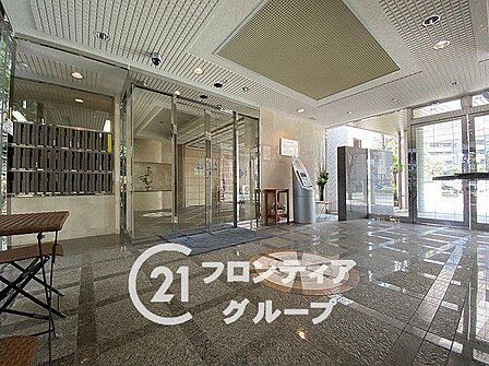 明るい照明と洗練されたデザインが、上質な雰囲気を演出します。