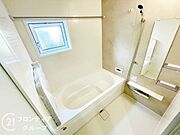 無駄を無くした新形状でしっかり節水。くつろぎの入り心地を実現した『らくエコ浴槽』を採用！床はクリーン床を採用しており、お風呂掃除が楽に行えます。