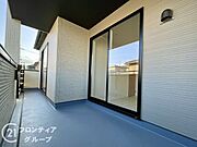 日当たりの良いバルコニーは、お洗濯が多いときも安心。たくさん干してもカラっと乾きそうです！