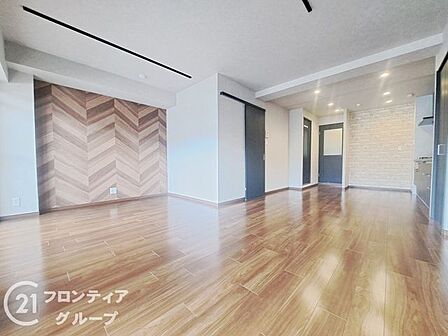 リビングは、広々とした空間で、家族や友人との時間を楽しむのにぴったりです。快適な居住空間を提供します。