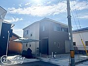 しっかりとした造りの外観は、安心感を与える堅牢なデザインです。長く住み続けられる住まいです。