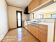 キッチンから部屋中が見守れるので、小さなお子様がいるご家庭でも安心です。シンプル×ナチュラルな温かい空間は、どんなスタイルの家具も合わせやすいお部屋です。