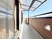 屋根付きのバルコニーで突然の雨でも安心！直射日光を防げるので、紫外線を気にせず自然の光や風を感じながら日光浴もできちゃいます。