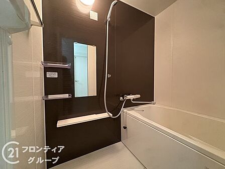 上質な木目調のパネルが落ち着いた雰囲気を醸し出し、一日の疲れを優しく解き放つ癒しのひとときを提供します。広々としたバスタブに身を委ね、心身ともにリフレッシュできる特別な場所となります