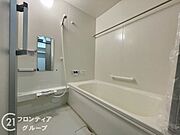 広々とした浴室は、家族全員がゆったりと使えるスペースです。リラックスできる時間を提供します。