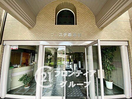 自然光を取り入れた明るいデザインが特徴です。ガラス張りの壁面が開放感を演出し、居心地の良い空間を提供します。