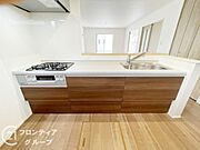 3口コンロ付きのキッチンは、調理の効率が良く、同時に多くの料理を作れる便利で機能的な空間です
