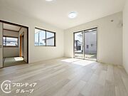 広々としたリビングで、明るい日が差し込みます！