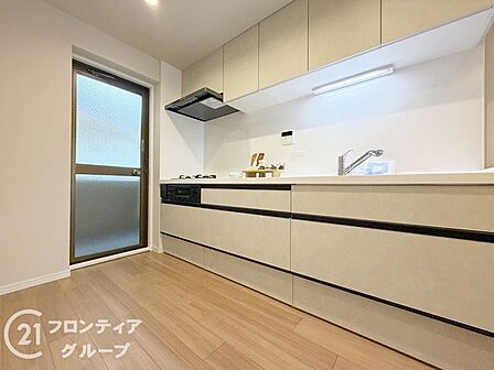 利便性の高いシステムキッチンです。収納があるため、調味料のストックを置くのにピッタリです。