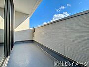 ＼同仕様写真／日当たりの良いバルコニーは、お洗濯が多いときも安心！たくさん干してもカラっと乾きそうです！