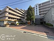 機能性とデザイン性を兼ね備えた外観です。高層階からの眺望が楽しめる設計で、開放感があります。
