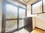 玄関は、家の顔とも言える大切なスペースで、訪れる人に温かい印象を与え、家全体の雰囲気を引き立てます！