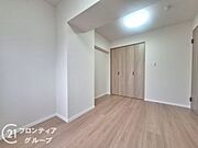 洋室は、シンプルでありながらも機能的なデザインです。毎日の生活をより豊かにする空間です。